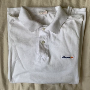 ELLESSE PIKETRÖJA - Använd piketröja från ellesse, säljer pågrund av att jag ej använder den längre. Frakt ingår ej 💙 Finns en liten fläck men man ser knappast den.