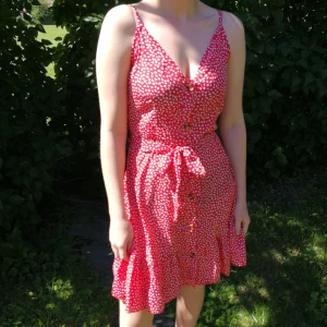 Sommarklänning  - Ny klänning med justerbara axelremmar. Frakt ingår i priset. 