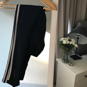 Träningstigts från adidas - Tränningstights från addidas som går att göra mindre i midjan så de sitter uppe. Är i bra skick men lite för korta själjs därför ( är 167cm ). De sitter väldigt bra. Köparen står för frakten