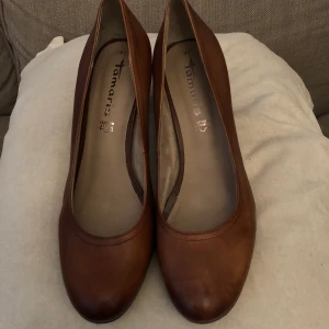 Tamaris klackar - Ett par bruna Tamaris klackar i läder, strl 41, skulle inte sålt om de inte var så stora. 