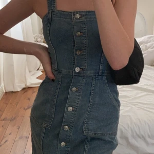 jeansklänning - super fin jeans klänning! använd vid ett tillfälle endast! FRAKTEN INGÅR I PRISET💕💕💕💕