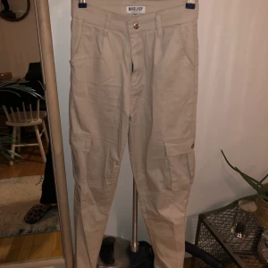 Cargopants  - Cargopants i ljus beige 