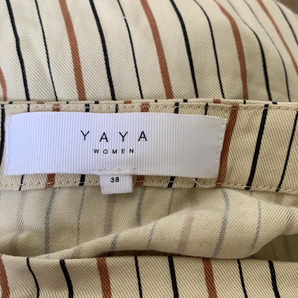 Jättefin kjol från Yaya, har både en liten dragkedja på sidan och knyt. Tycker inte den passa just mig så bra därför säljer jag vidare. Köparen står för frakt kan annars mötas upp i Stockholm 💕. Kjolar.