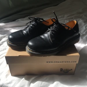Låga Dr Martens (knappt använda) - Säljer mina låga Dr Martens som är använda endast några gånger!!