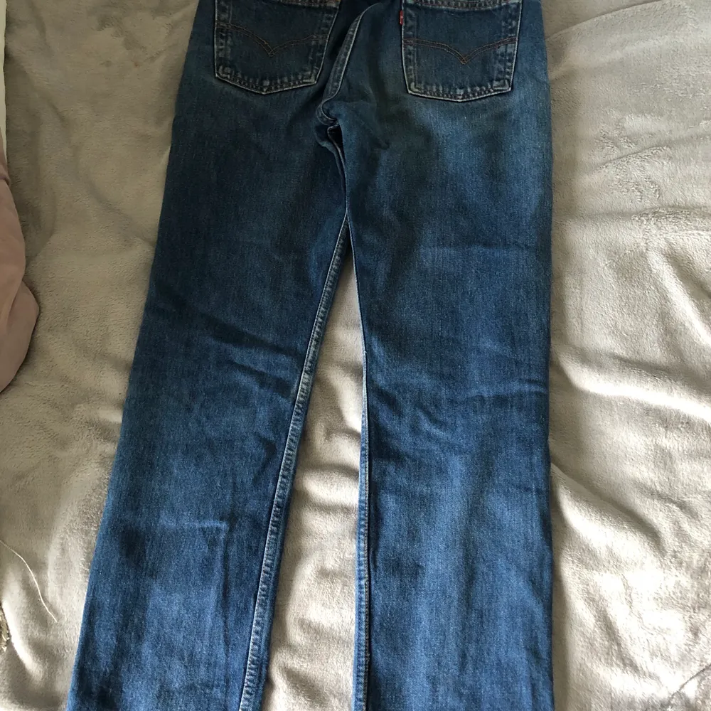 Säljer ett par Levi’s 501 Jeans. Jeansen är lågmidjade och i storlek W29 L32💗 midjemåttet är 77cm💗. Jeans & Byxor.