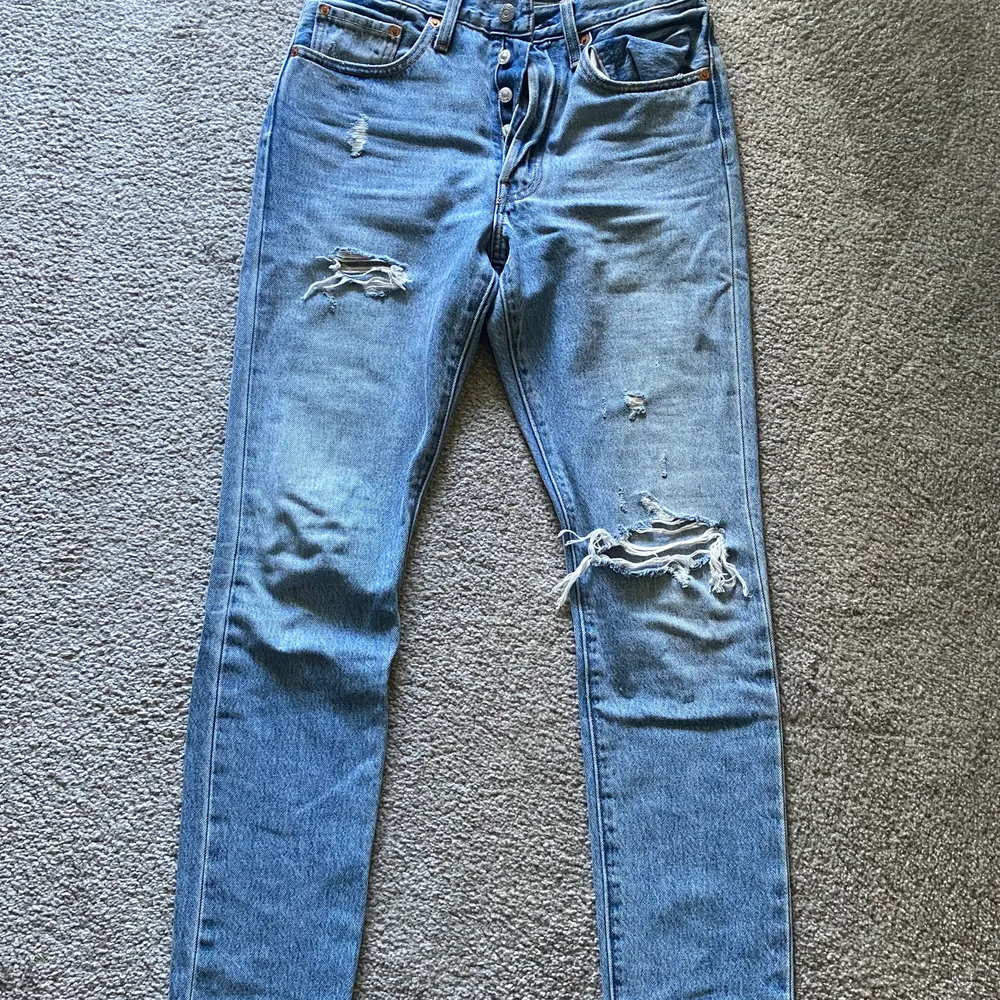 Levis jeans i supergott skick, använd 1 gång. Säljer pga för små. Modellen sitter tajt över låren men raka ner mot vaden. W26 L30. . Jeans & Byxor.