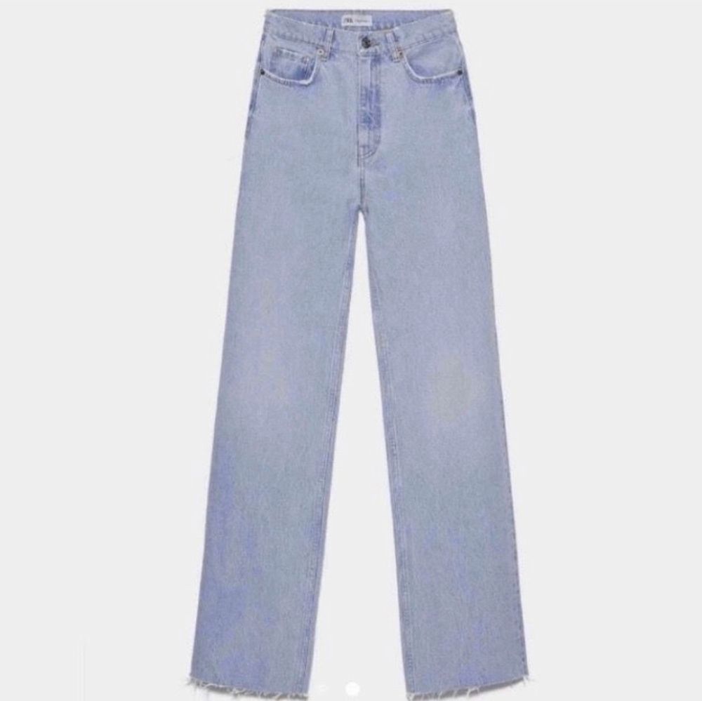 Jag säljer dessa sjukt snygga jeans från zara i modellen ”90 Wide leg in sky blue”. Jeans med hög midja och breda ben, sitter skit snyggt på🙌🏼  dom är endast testade du dom var för stora för mig,                   Buda om ni är intresserade💓. Jeans & Byxor.