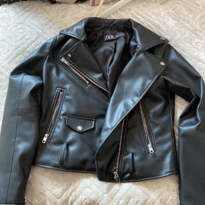 Zara - Säljer min zara jacka för 250kr använd endast ett fåtal gånger :) storleken är xs. Köparen står för frakten 63 kr
