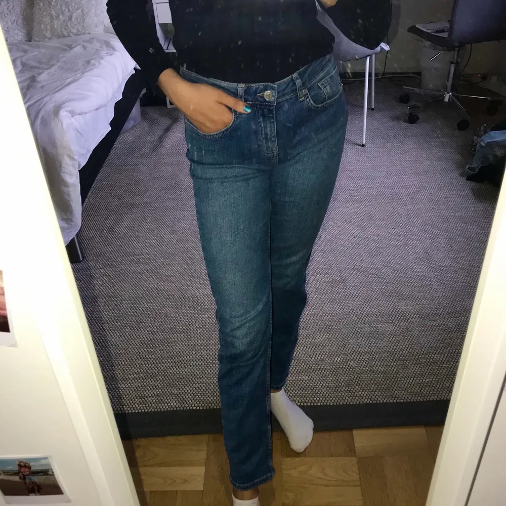 Jättefina och bekväma mörkblåa jeans i fint skick från denim rebel. I storlek 36. I mycket fint skick knappt använda. Frakt tillkommer som köparen står för. Vid frågor så är det bara att höra av sig. Priset går att diskutera.. Jeans & Byxor.