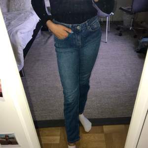 Jättefina och bekväma mörkblåa jeans i fint skick från denim rebel. I storlek 36. I mycket fint skick knappt använda. Frakt tillkommer som köparen står för. Vid frågor så är det bara att höra av sig. Priset går att diskutera.