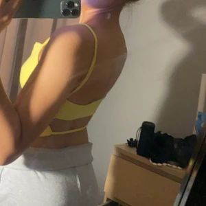 Sött Linne  - Asgulligt gult linne med öppen rygg och är formad som en ”trekant” nedtill,  Köpt på humana