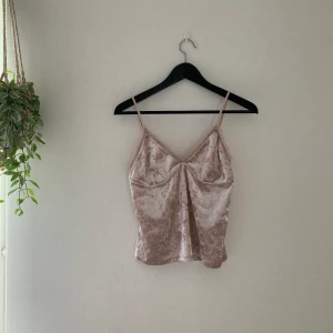 Top från bikbok - Velvet top från bikbok. Storlek M.