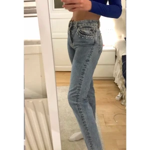 Jeans ifrån H&M - Säljer dessa söta jeans med silver detaljer ifrån H&M. Jeansen har använts fåtal gånger. Frakt tillkommer (63kr)💙