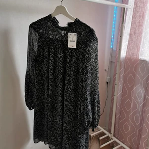 ZARA KLÄNNING I NYSKICK!! STORLEK S/36 - Prickig klänning i nyskick med prislapp kvar, köpte denna i Barcelona men den användes aldrig då den inte passade mig. Superfin för sommarkvällar eller speciella tillfällen! Hör gärna av er vid funderingar! Köparen står för frakt ✨