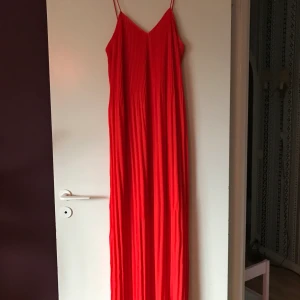 Röd långklänning maxiklänning  - Oanvänd klänning från BikBok Alldeles för lång för mig. Är 164 cm lång.  Strl S Har en kort tunn innerklänning så den är ej genomskinlig. Tunt skönt material. Ej stretchig.  