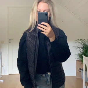 Svart väst - Säljer denna västen från Vero Moda, storlek S men kan enkelt passa en XS. Knappt använd och i mycket fint skick. Köparen står för frakten vilket är 50kr 🥰💖