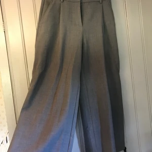 Gråa byxor från Monki  - Gråa ankellånga vida kostymbyxor från Monki