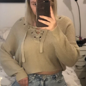 Stickad tröja strl S - Beige Stickad tröja från H&M med knyte vid bröstet. Storlek S, men är ändå stor och ganska lös passform. Sitter skitsnyggt! Kan mötas i Stockholm, annars frakt 40 kr :)