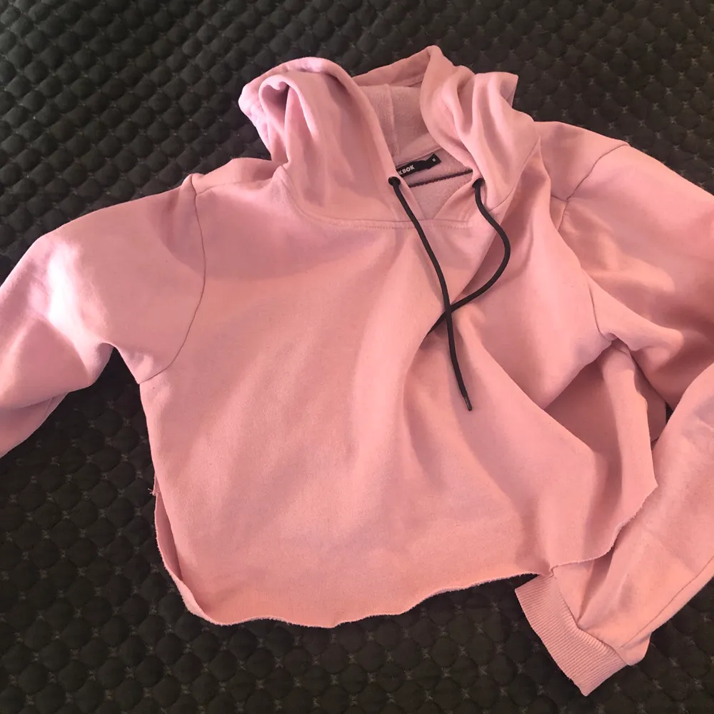 Rosa tröja från BikBok som inte konmer till användning längre. Frakten ingår inte💗. Hoodies.