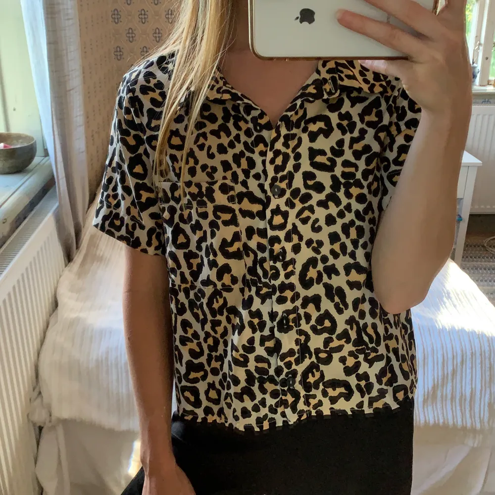 Leopardmönstrad skjorta från Bik Bok 👀 kort passform med bröstficka. Kan bäras uppknäppt eller stängd, jättesnygg på båda sätt 👌🏼 använd 2 ggr och i utmärkt skick. . Skjortor.