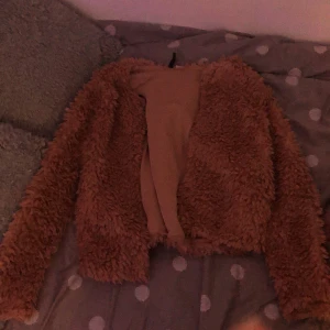 Puffig jacka  - En enkel puffig kofta/jacka är bara andvänd en gång och det är i bra skick pris kan sänkas 