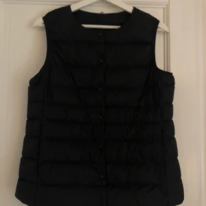 Väst  - Köpte en väst från muji i våras som jag aldrig använde, storlek M, tunn dunväst! Köparen står för frakten 49kr 
