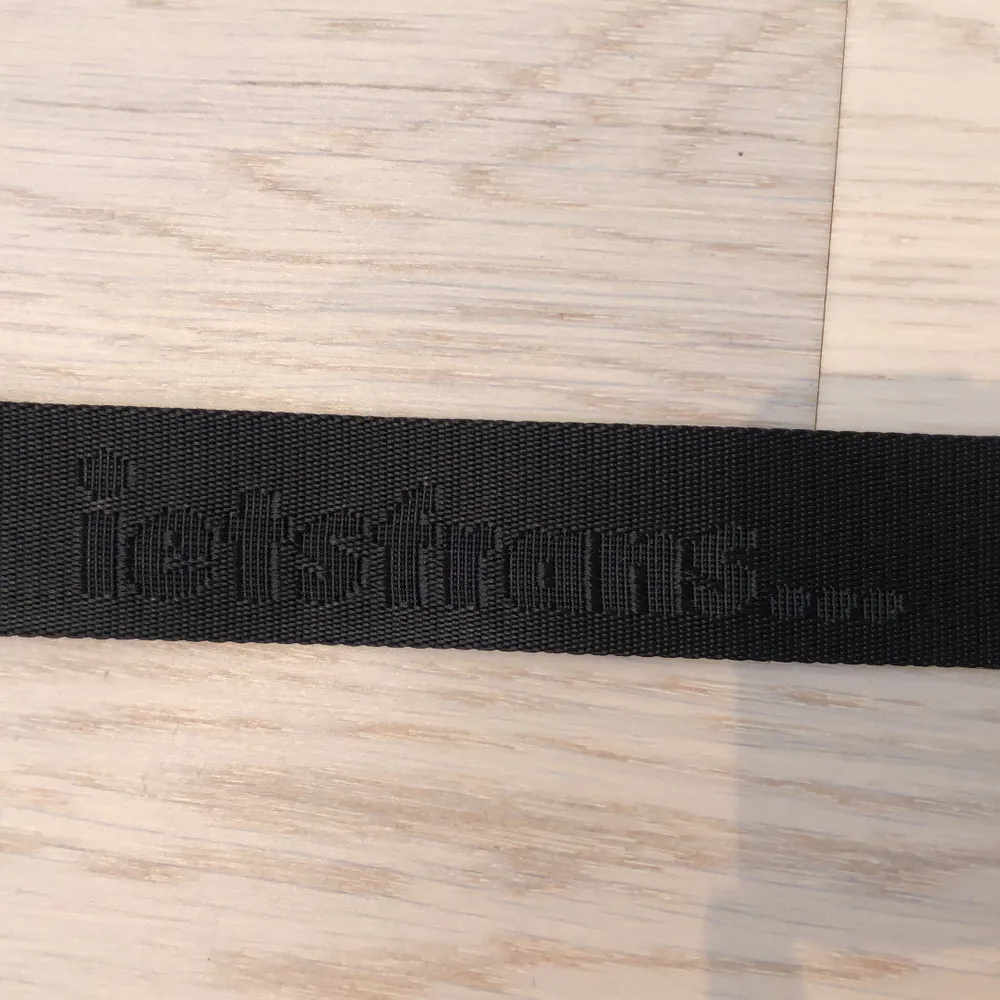Säljer detta skärp från iets frans UO. Köptes för 198kr. Använt ett fåtal gånger. Säljer pga inte min stil. Säljer även byxor som matchar detta skärp, så kolla in min profil ;). Asusteet.