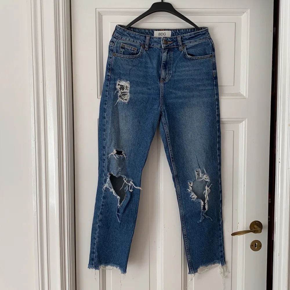 Spruckna jeans med hål från Urban Outfitters. Jeans & Byxor.