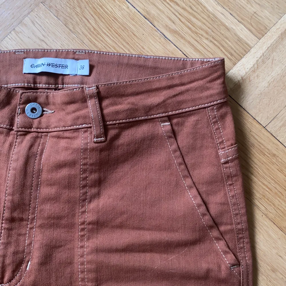 Helt nya, oanvända Carin Wester byxor. Ny pris 600kr.       Anledning till varför ja säljer är att dem är för små. . Jeans & Byxor.