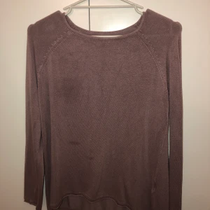 New yorker - En mjuk tröja från New Yorker, den är super mjuk och har ej använda så mycket. Den är ljus lila/rosa. Storlek XS men passar även S, M. Ordinarie pris: 100 kr, mitt pris: 17 kr