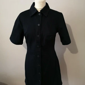 Svart jeansklänning från & other stories - Superfin svart jeansklänning i stretchigt material från & other stories. Storlek 36. Passar bra på en xs/s. Helt ny, aldrig använd, prislappen sitter kvar. Nypris 690kr. Kan skickas om köparen står för frakten. 