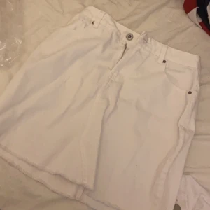 Vit jeanskjol från boohoo. - Helt ny kjol. Aldrig använd då den va för stor för mig.  Kostade 150kr ny.   Frakt tillkommer. 