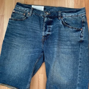 Short storlek M - Shorts från Valient. Storlek M. Kolla gärna in mina andra kläder jag har till salu! Möts eller skickas mot frakt 49kr. Samfraktar gärna om du skulle hitta flera plagg.