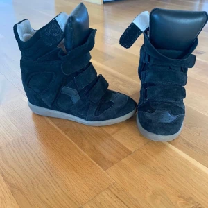 Isabel marant skor - Isabel marant skor i storlek 37, passar mig med 36. superskick med tanke på användningen jag fått av dem. Dustbags ingår! Skriv för fler bilder. Priset kan diskuteras vid snabbt köp :)