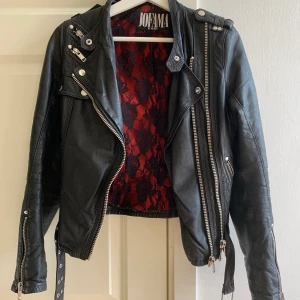 Jofama by kenza 9 - Säljer denna skinnjacka från Jofama. Stl 34 men skulle säga att det är en 36. Köpt av en på tise men måste tyvärr sälja den vidare då den var för stor för mig, PRIS KAN DISKUTERAS då jag vill bli av med den!