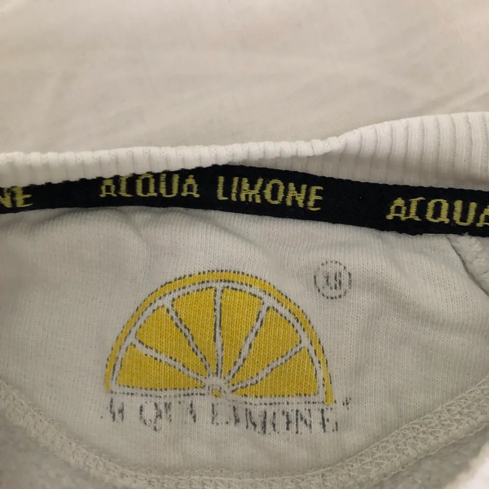 Säljer denna sweatshirt från Acqua Limone i strl XS. Utgångspris 150kr inklusive frakt. Fint skick!💞              HÖGSTA BUD: 300kr. Tröjor & Koftor.