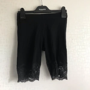 Knälånga tights  - Kan användas som cykelbyxor och styla med en stor tröja eller bara att ha under en klänning eller kjol! 