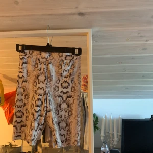 Cykelbyxor ormskinns-mönster strl xs - Ett par jättesköna cykelbyxor från hm i storlek xs! Väldigt stretchiga och passar perfekt på dem med storlek xs-s. Fint skick! Ormskinns mönster 🐍 