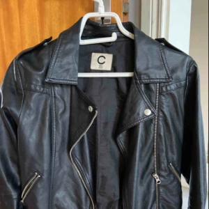  - Skinnjacka i barnstorlek 158. Pris kan alltid diskuteras. Hör av dig för fler bilder eller frågor 🥰