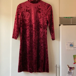 Sammetsklänning Monki  - Röd härlig sammetsklänning från Monki. 