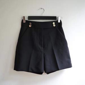 Ett par svarta shorts med gulddetalj. Supersnygga och sköna! Från hm, använda Max 2 ggr. Frakt 59kr