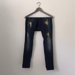 Snygga slim-fit jeans från Only. Inköptes förra hösten men legat i garderoben oanvända sedan dess. Jättefin färg och fina detaljer. Smickrande fickor där bak. 