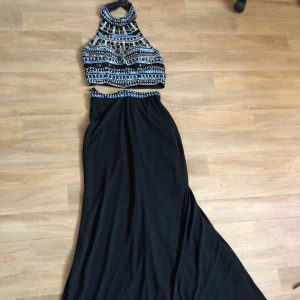 Fest klänning sätt  - Storlek S på toppen även på kjolen, har inte använt. Passar väldigt bra för fester eller balen. Skriv för mer bilder