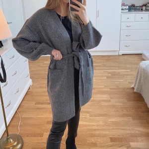Stickad lång cardigan från Ginatricot - Storlek S