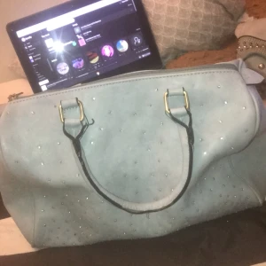 ljusblå väska - Köparen står för frakt:)