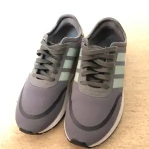 🌟 Snygga sneakers från Adidas, modell N5923 storlek 37. I nyskick. Färg: Grå. Kan mötas upp i Helsingborg eller skickas mot en fraktkostnad 📮 