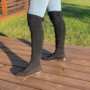 Overknee skor - Säljer dessa ”overknee” skor i strl. 37. (Ca 25cm från tå till häl). 150kr, ink Frakt! 