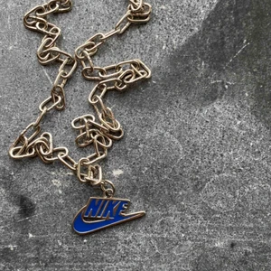 Nike halsband - As coolt Nike halsband, liknar det andra blå men denna har en annan kedja, har 1 st kvar i lager ( sista på ett tag då jag inte kan  få tag i fler berlocker just nu ). Frakten är inkluderad 