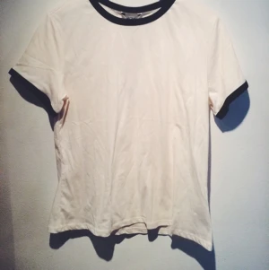  - Helt ny och oanvänd tshirt från Monki!✌🏼️ cremevit med svarta detaljer! Så snygg!