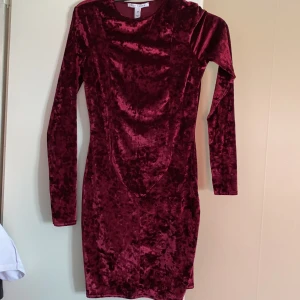 Sammets klänning  - Sammets klänning stl M. Stretchigt material. Endast upptvättad aldrig andvänd. 